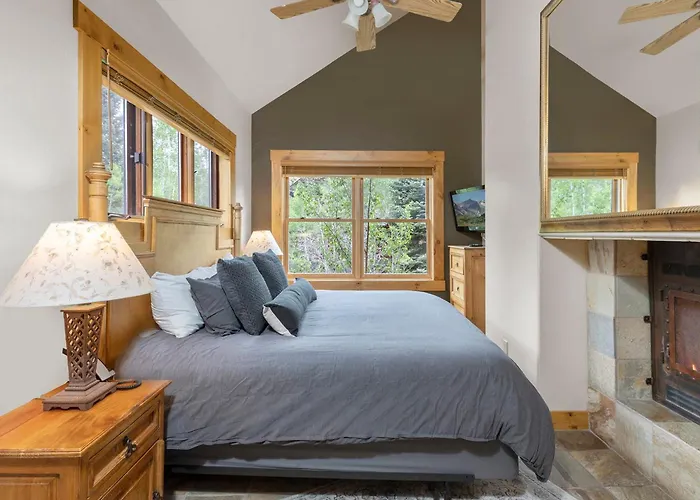 2 Bedroom Condominium - Luxury Skiin And Out