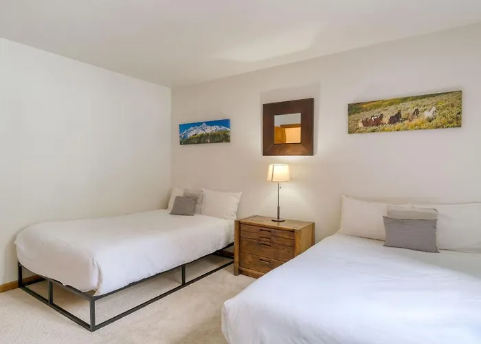 Riverside Condos C102 By Avantstay
